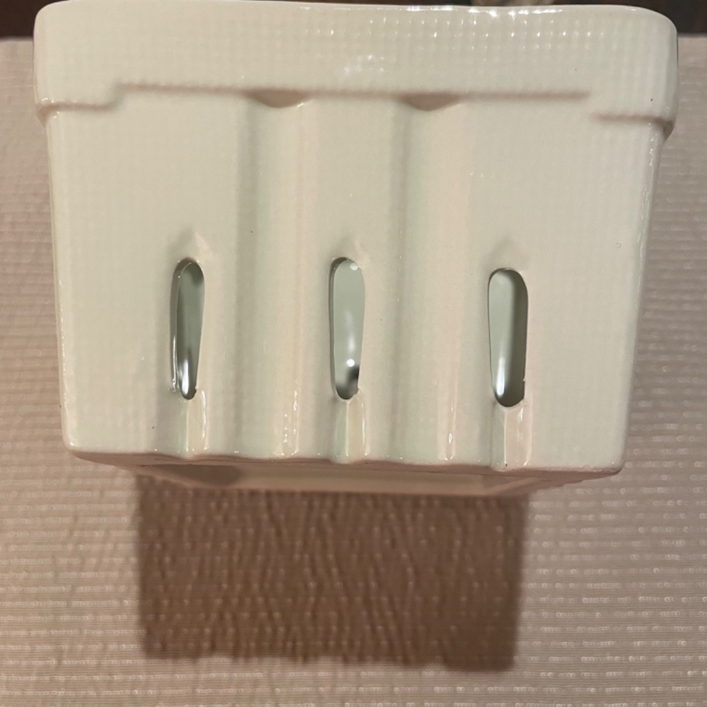 Stoneware Berry Basket - sage green